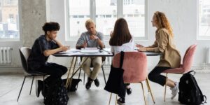 Apprentis en PEOI autour d'une table